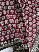 Load image into Gallery viewer, Glorious Black n Maroon Color Mul Cotton Print n Lace Work With Rich n Ikkat Pallu Designer Saree With Stunner Blouse Piece