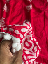 Load image into Gallery viewer, New Festive Wear Red Color Mul Cotton Batik Print Pum Pum Lace n Rich Pallu Work Designer Saree With Stunner Blouse Piece