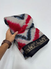 Load image into Gallery viewer, Luxuriant Leheriya Print n Jacquard Weaving Work Pure Mangalkari Viscose Saree With Fugacious Blouse Piece