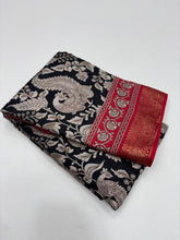 Load image into Gallery viewer, Enticing Soft Mul Cotton Print With Jacquard Weaving Border Work Fancy Designer Saree With Chatoyant Blouse Piece