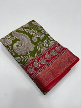 Load image into Gallery viewer, Enticing Soft Mul Cotton Print With Jacquard Weaving Border Work Fancy Designer Saree With Chatoyant Blouse Piece