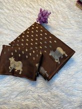 Load image into Gallery viewer, Charismatic Party Wear Pure Soft Viscose Crape Silk Zari Chit Palllu n Pichwari Border Fancy Designer Saree With Blouse