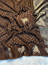 Load image into Gallery viewer, Charismatic Party Wear Pure Soft Viscose Crape Silk Zari Chit Palllu n Pichwari Border Fancy Designer Saree With Blouse