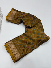 Load image into Gallery viewer, Classic Function Wear Soft Dola Silk Kalamkari Print Mangalkari Zari Border Fancy Designer Saree With Blouse Piece