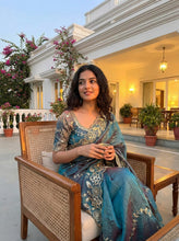 Load image into Gallery viewer, Fantabulous Party Wear Chiffon Embroidery n Cutwork Border Designer Saree For Wedding