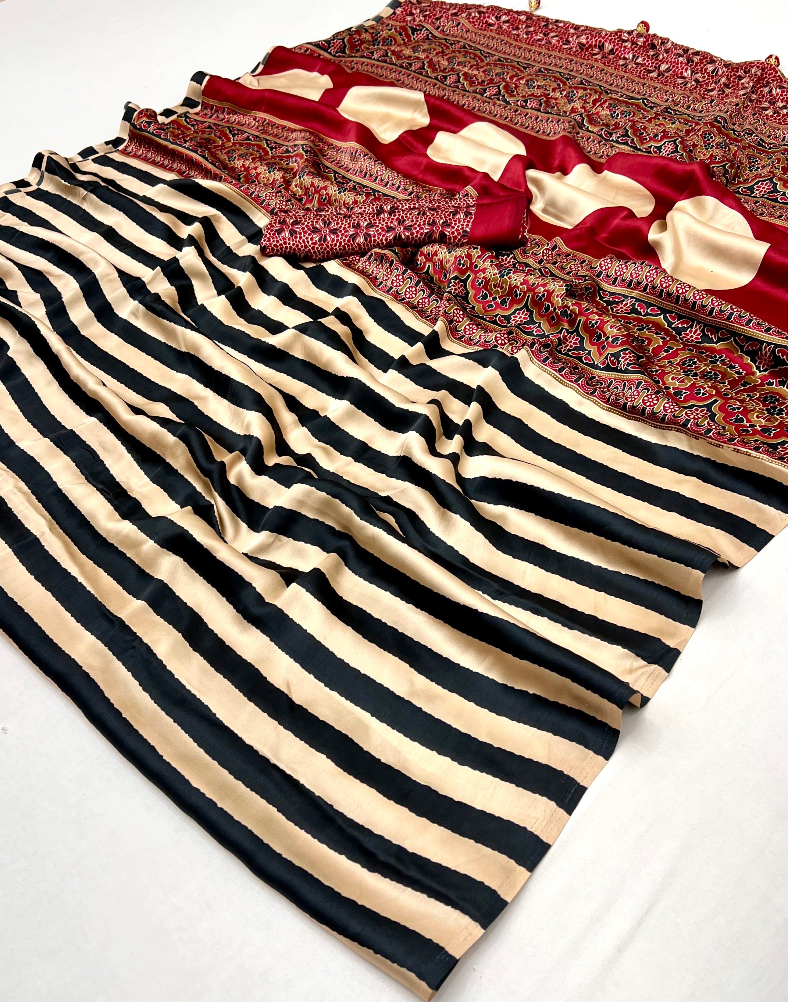 Gratifying Festive Wear Silk Print Design Rich Pallu Fancy Saree With Unstitched Blouse Piece