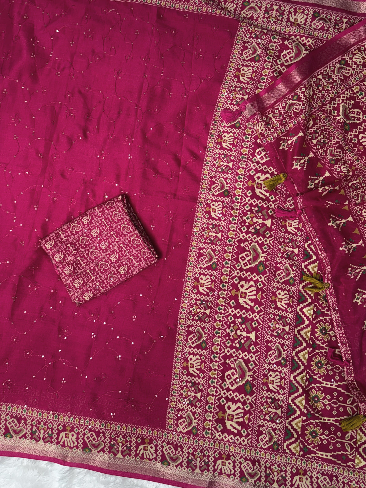 Entrancing Pure Mul Cotton Sequence  With Ajrakh Prined Fancy Designer Saree With Gratifying Blouse Piece