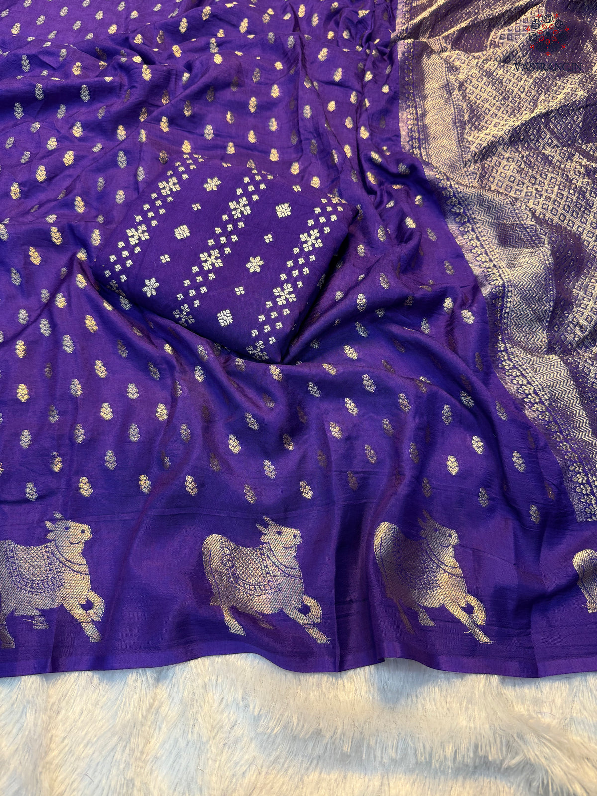 Attractive Party Wear Pure Soft Viscose Crape Silk Zari Chit Palllu n Pichwari Border Fancy Designer Saree With Blouse