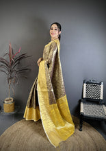 Load image into Gallery viewer, Charismatic Wedding Wear Kanjivaram Silk Rich Pallu Jacquard Border Designer Saree With Contrast Blouse Piece
