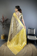 Load image into Gallery viewer, Charismatic Wedding Wear Kanjivaram Silk Rich Pallu Jacquard Border Designer Saree With Contrast Blouse Piece
