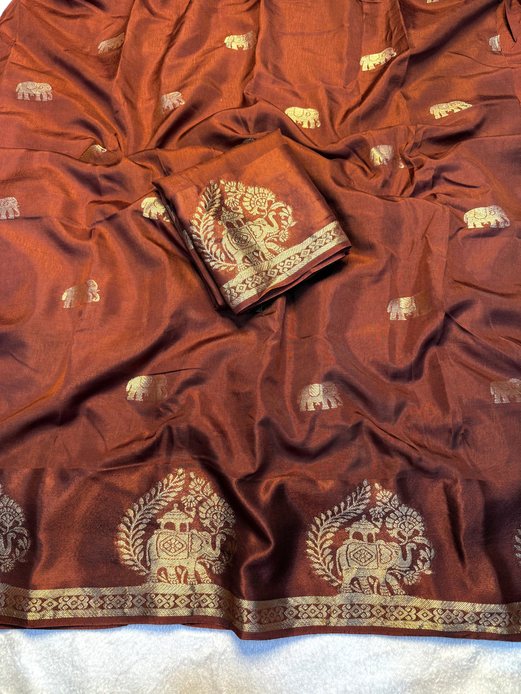 Quintessential Pure Soft Viscose Fabric Golden Zari Jacquard Work Fancy Designer Saree With Blouse