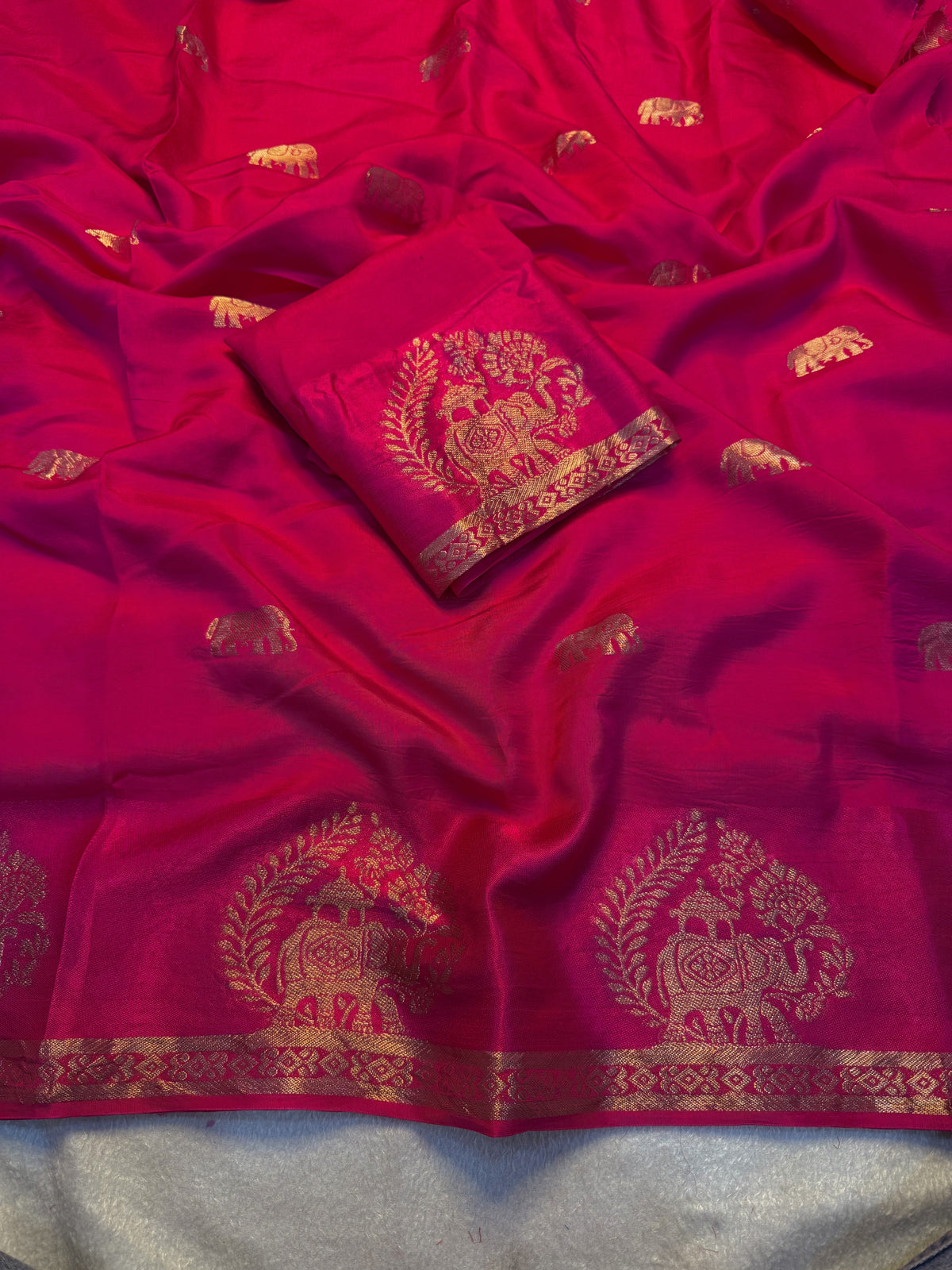 Quintessential Pure Soft Viscose Fabric Golden Zari Jacquard Work Fancy Designer Saree With Blouse