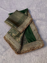 Load image into Gallery viewer, Redolent Wedding Wear Green Color Soft Banarasi Silk Jacquard Zari Weaving With Lace Border Work Fancy Designer Saree
