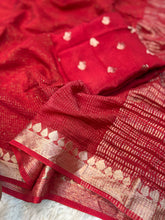 Load image into Gallery viewer, Confounding Pure Viscose Chinnon Zari Jacquard Weaving Work Saree With Glowing Blouse Piece
