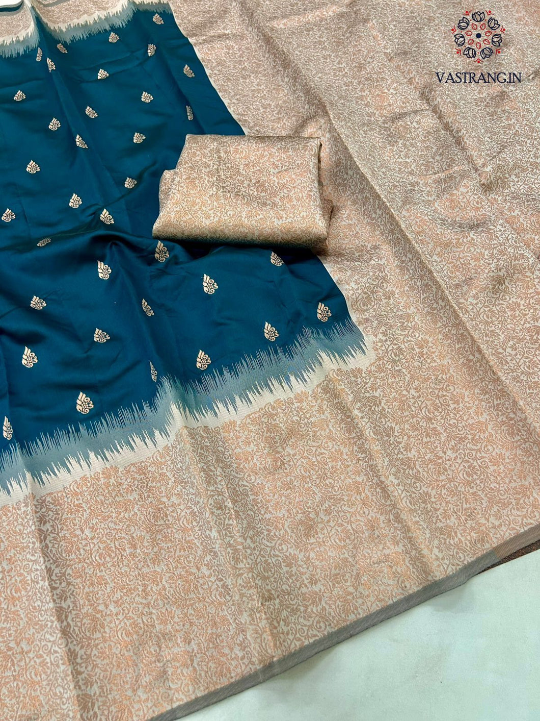 New Green n Cream n Gold Color Jacquard Zari Weaving Work With Rich Pallu Fancy Designer Wedding Wear Saree