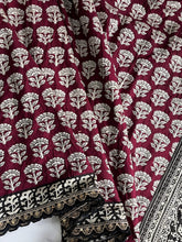Load image into Gallery viewer, Glorious Black n Maroon Color Mul Cotton Print n Lace Work With Rich n Ikkat Pallu Designer Saree With Stunner Blouse Piece
