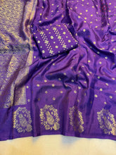 Load image into Gallery viewer, Dazzling Party Wear Pure Soft Viscose Crape Silk Zari Chit Palllu n Pichwari Border Fancy Designer Saree With Blouse
