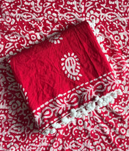 Load image into Gallery viewer, New Festive Wear Red Color Mul Cotton Batik Print Pum Pum Lace n Rich Pallu Work Designer Saree With Stunner Blouse Piece
