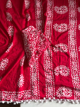 Load image into Gallery viewer, New Festive Wear Red Color Mul Cotton Batik Print Pum Pum Lace n Rich Pallu Work Designer Saree With Stunner Blouse Piece
