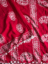 Load image into Gallery viewer, New Festive Wear Red Color Mul Cotton Batik Print Pum Pum Lace n Rich Pallu Work Designer Saree With Stunner Blouse Piece
