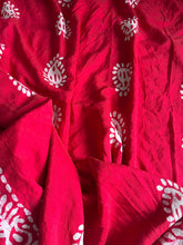 Load image into Gallery viewer, New Festive Wear Red Color Mul Cotton Batik Print Pum Pum Lace n Rich Pallu Work Designer Saree With Stunner Blouse Piece
