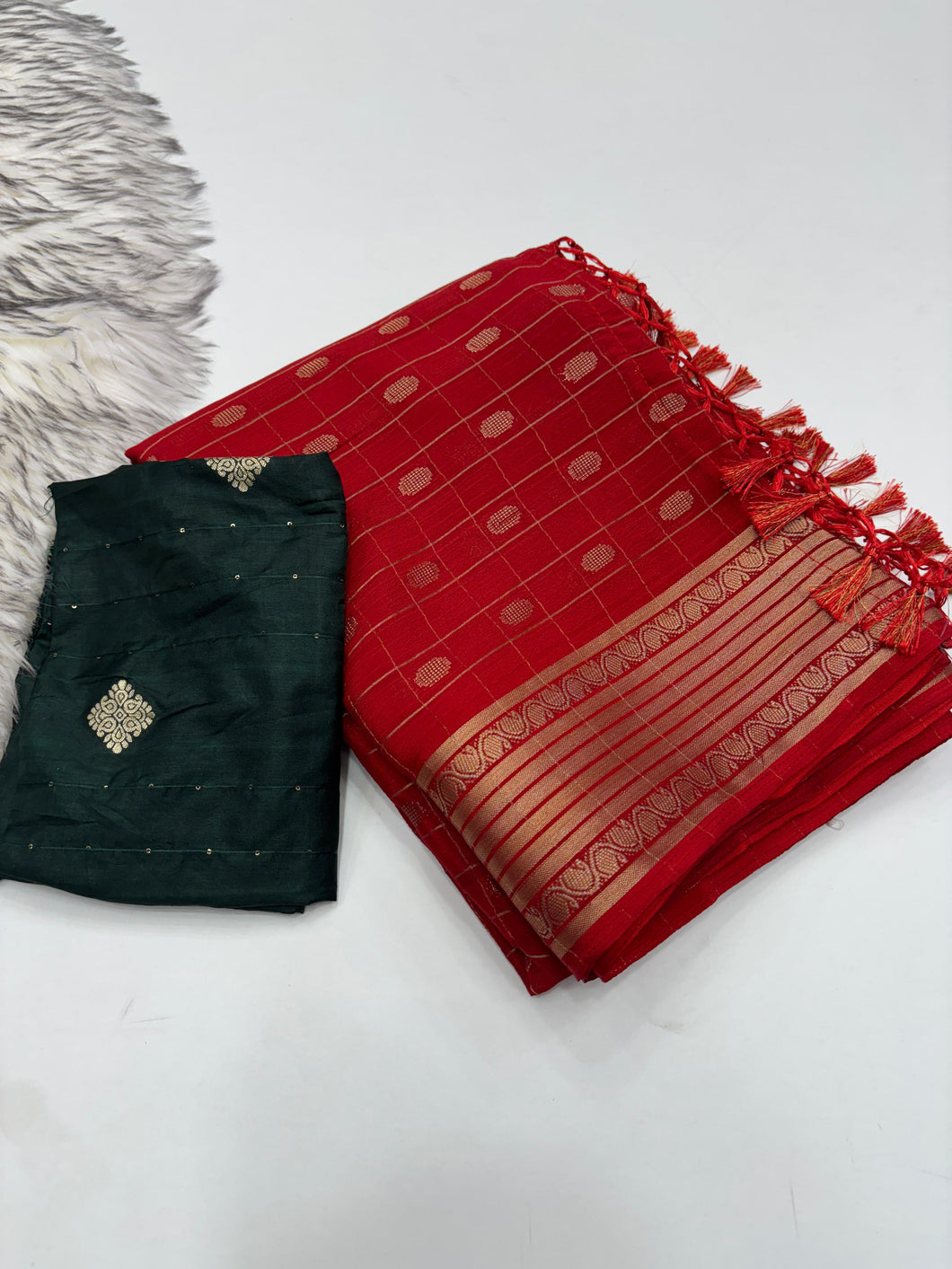 Splendorous Party Wear Red Colour Pure Dola Silk Zari Jacquard Weaving Butti Work Designer Border Saree With Contrast Blouse Piece
