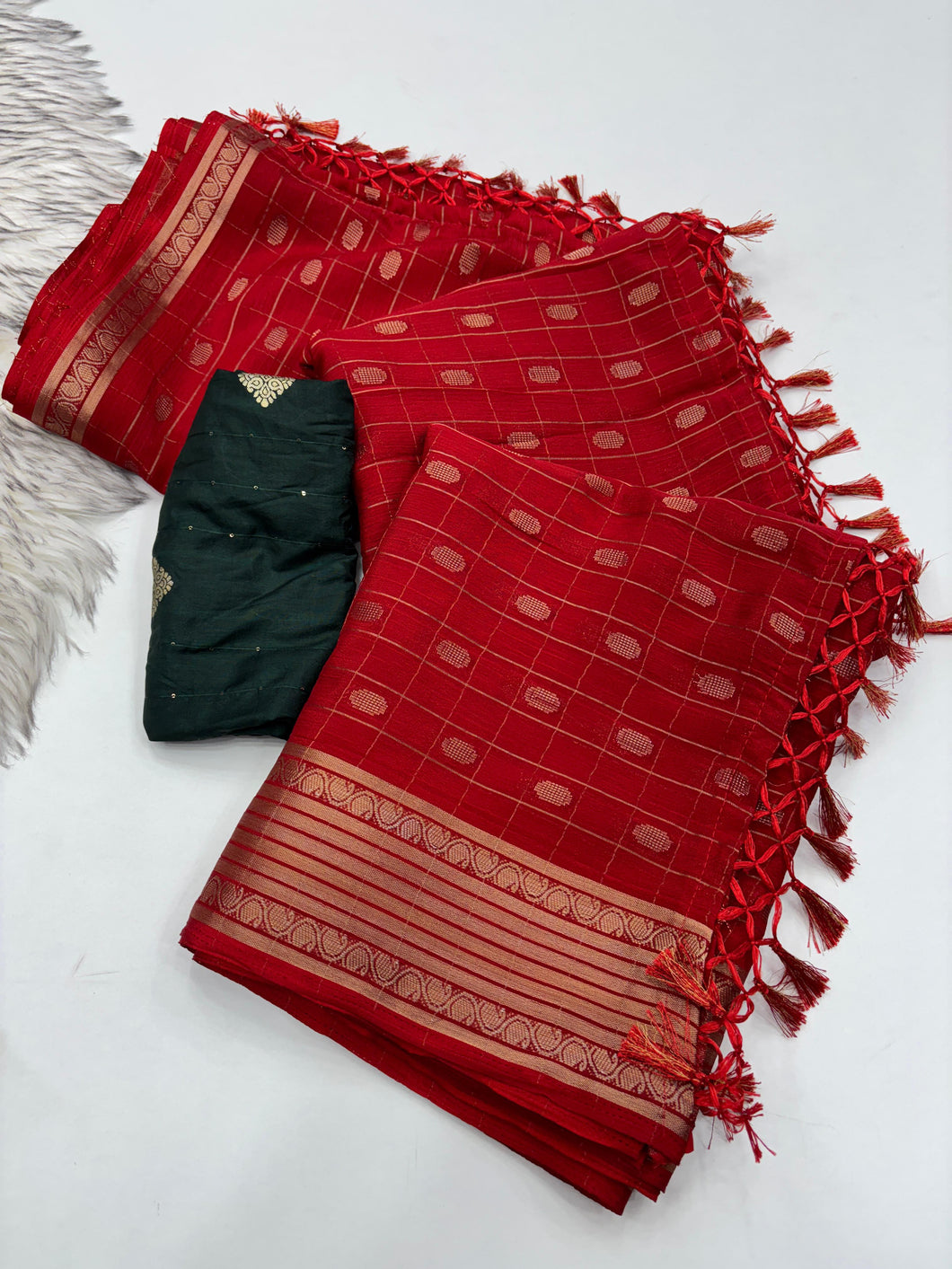 Splendorous Party Wear Red Colour Pure Dola Silk Zari Jacquard Weaving Butti Work Designer Border Saree With Contrast Blouse Piece