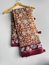 Load image into Gallery viewer, Captivating Function Wear Mul Cotton Print n Zari Jacquard Border With Rich Pallu Tussel Work Fancy Designer Saree For Women
