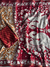 Load image into Gallery viewer, Captivating Function Wear Mul Cotton Print n Zari Jacquard Border With Rich Pallu Tussel Work Fancy Designer Saree For Women
