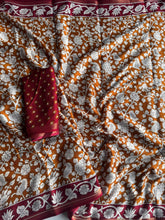 Load image into Gallery viewer, Captivating Function Wear Mul Cotton Print n Zari Jacquard Border With Rich Pallu Tussel Work Fancy Designer Saree For Women
