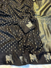 Load image into Gallery viewer, Charismatic Party Wear Pure Soft Viscose Crape Silk Zari Chit Palllu n Pichwari Border Fancy Designer Saree With Blouse
