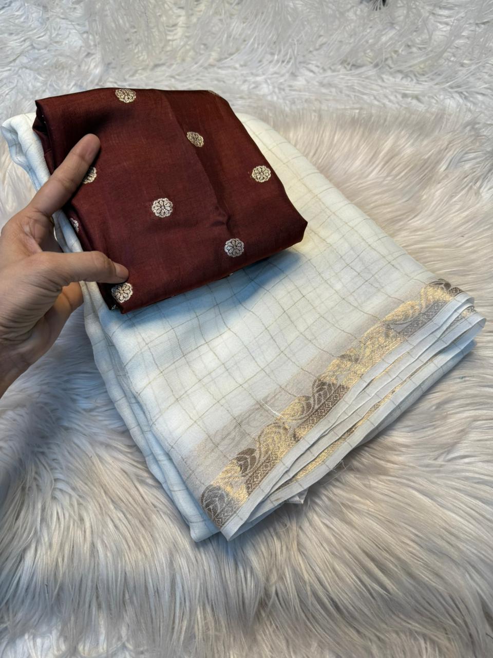 Attractive Party Wear White Colour Pure Viscose Chinon Trendy Chex Jacquard Border Rich Pallu Saree With Contrast Blouse Piece