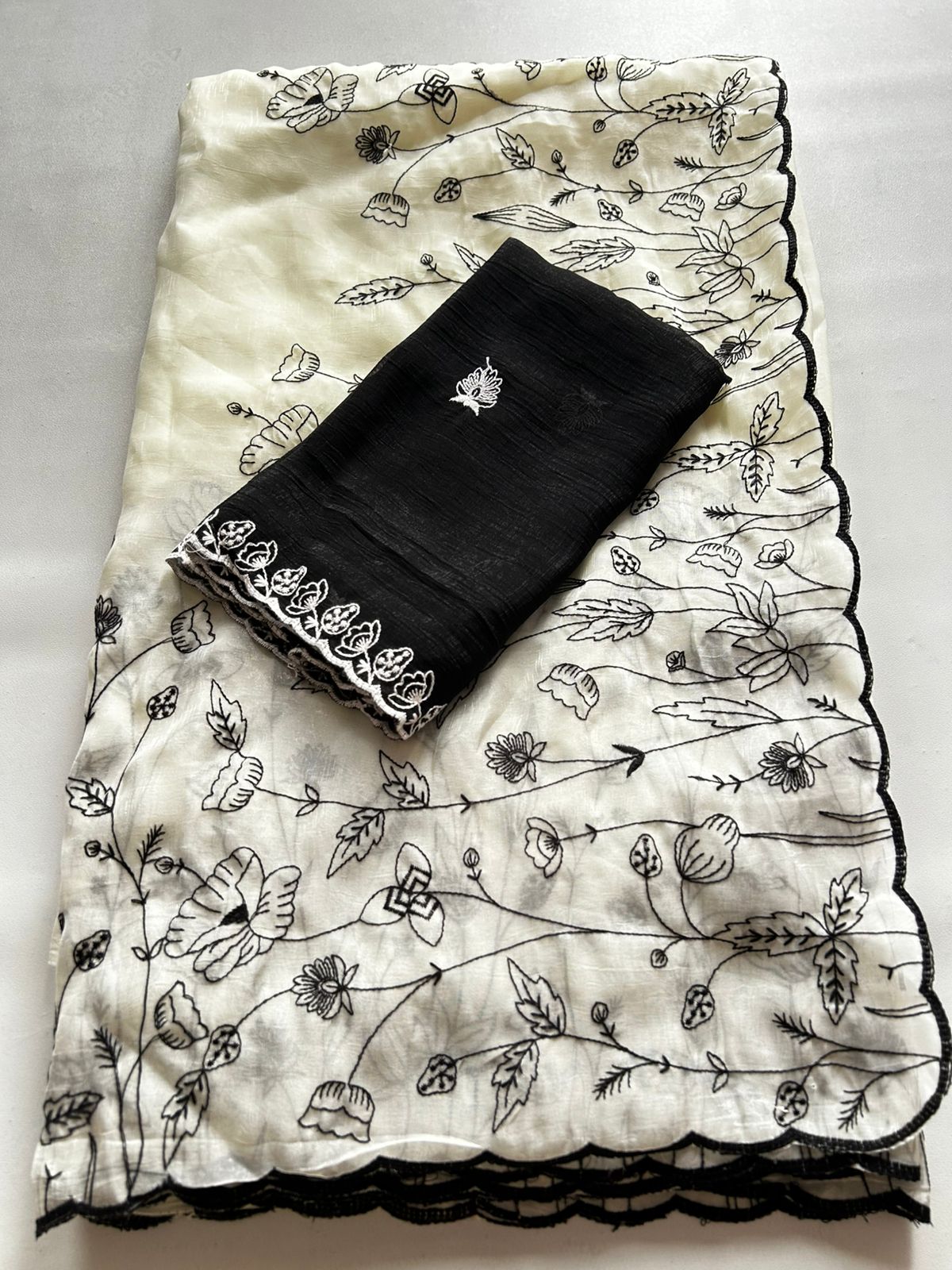 Alverina Festive Wear Embroidery Thread Work Border Designer Saree With Contrast Blouse Piece