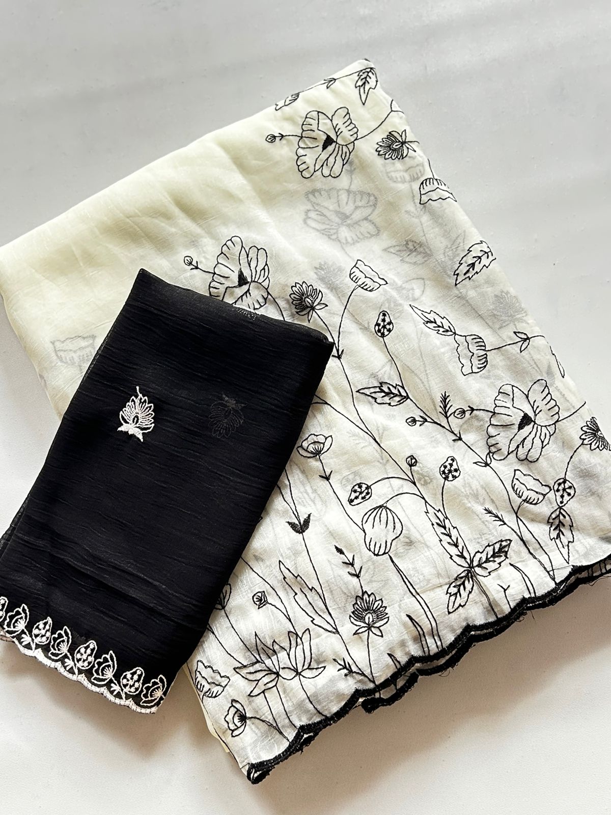 Alverina Festive Wear Embroidery Thread Work Border Designer Saree With Contrast Blouse Piece