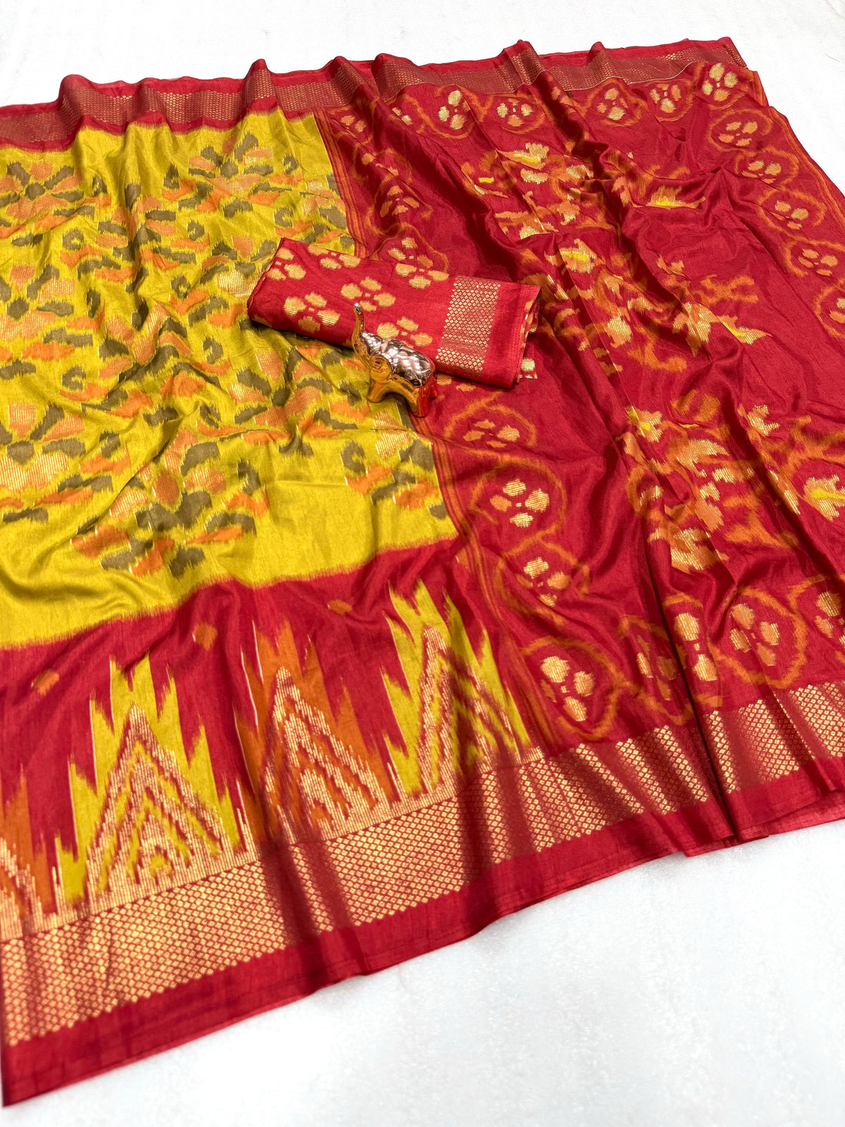 Marvellous Function Wear Pure Soft Viscose Dola Silk Jacquard Border Fancy Saree With Blouse Piece