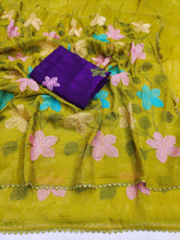 Load image into Gallery viewer, Delightful Festive Wear Viscose Crunchy Silk Embroidery Thread n Siroski Work Fancy Saree With Contrast Blouse Piece
