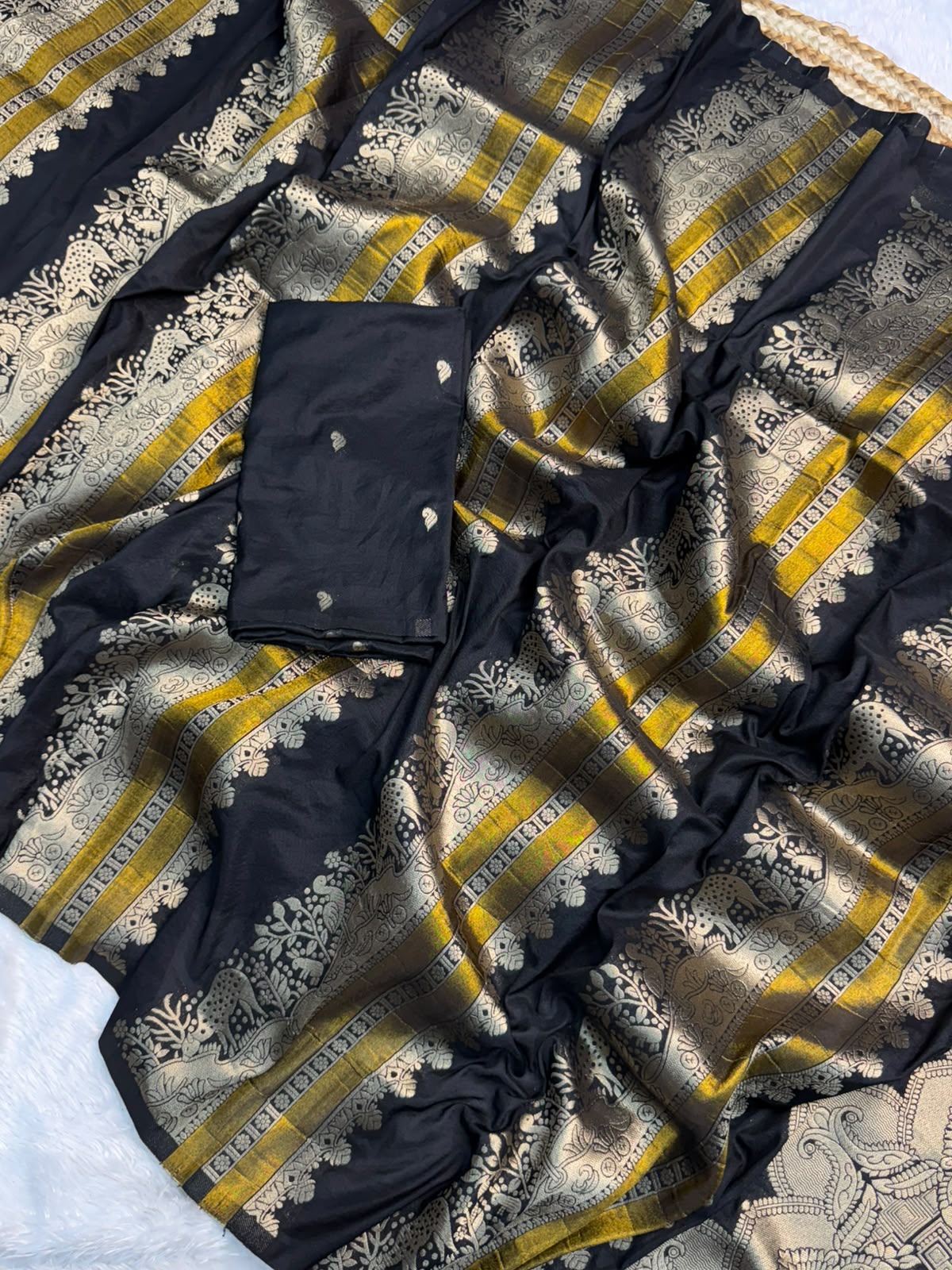 Blossom Wedding Wear Silk Zari Weaving Border Rich Pallu Designer Saree With Blissful Blouse Piece