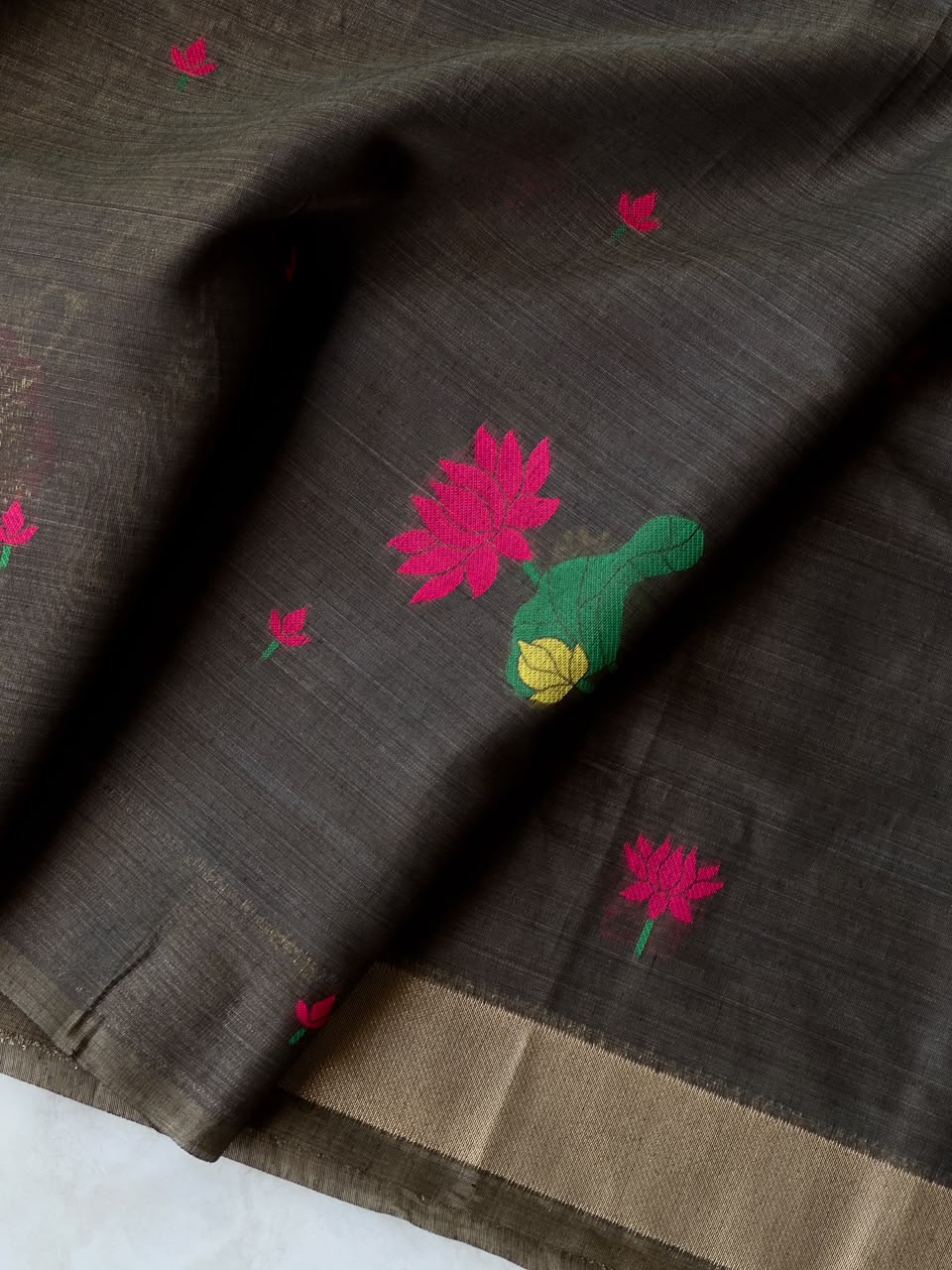 Glamorous Wedding Wear Silk Butti Work Zari Border n Tussel Designer Saree With Blouse Piece