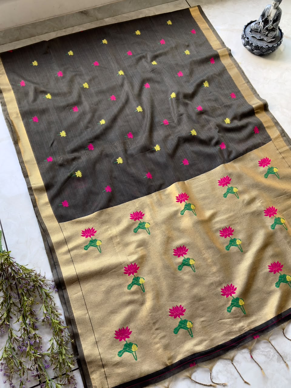 Glamorous Wedding Wear Silk Butti Work Zari Border n Tussel Designer Saree With Blouse Piece