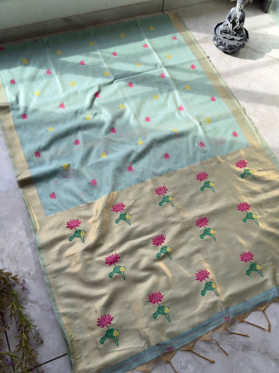 Glamorous Wedding Wear Silk Butti Work Zari Border n Tussel Designer Saree With Blouse Piece