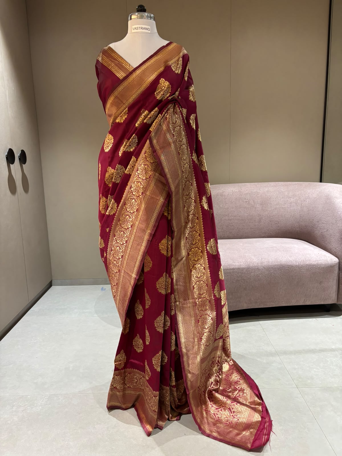 Regal Wedding Wear Silk Jacquard Border Designer Saree With Blouse Piece