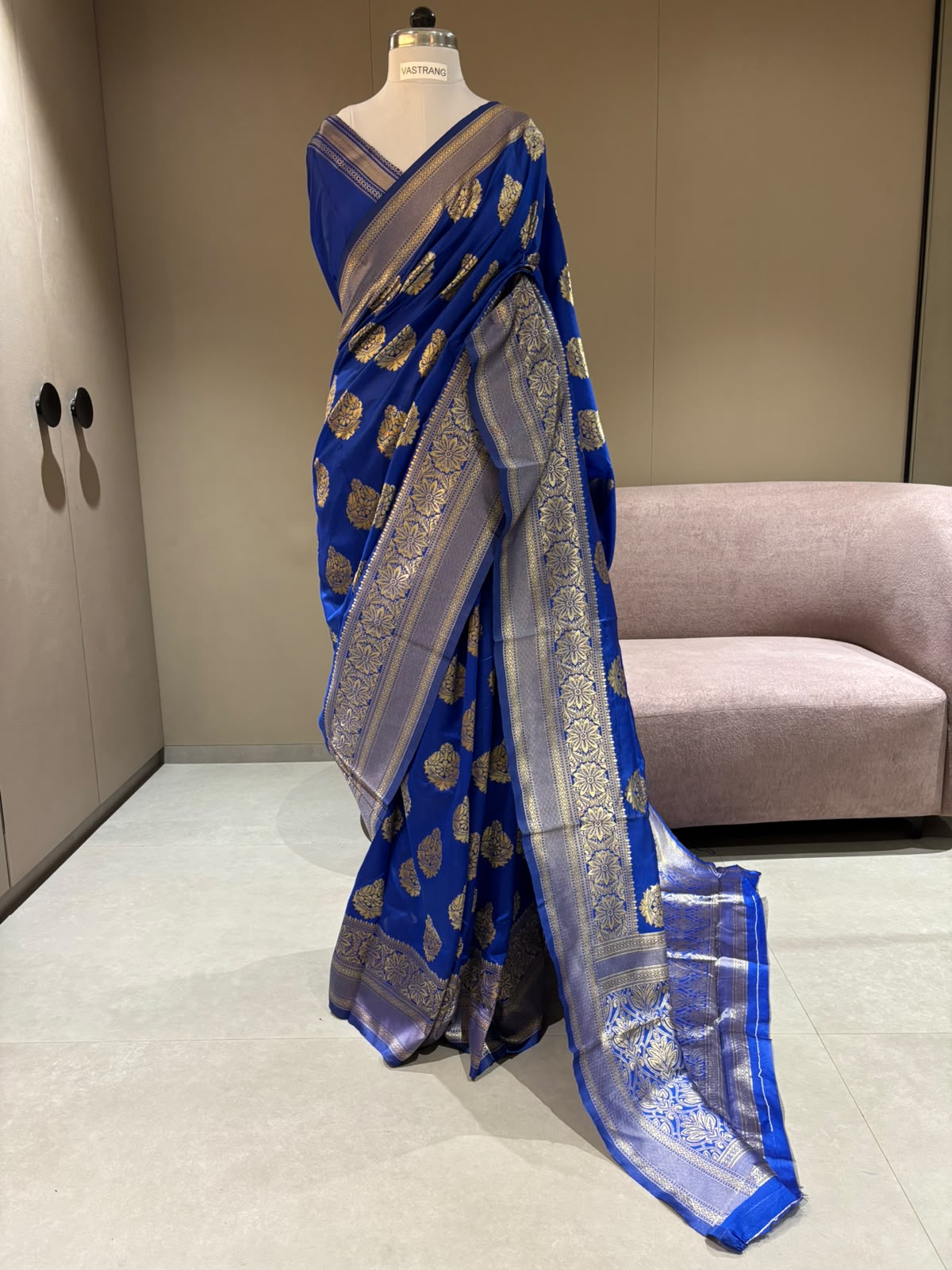 Regal Wedding Wear Silk Jacquard Border Designer Saree With Blouse Piece