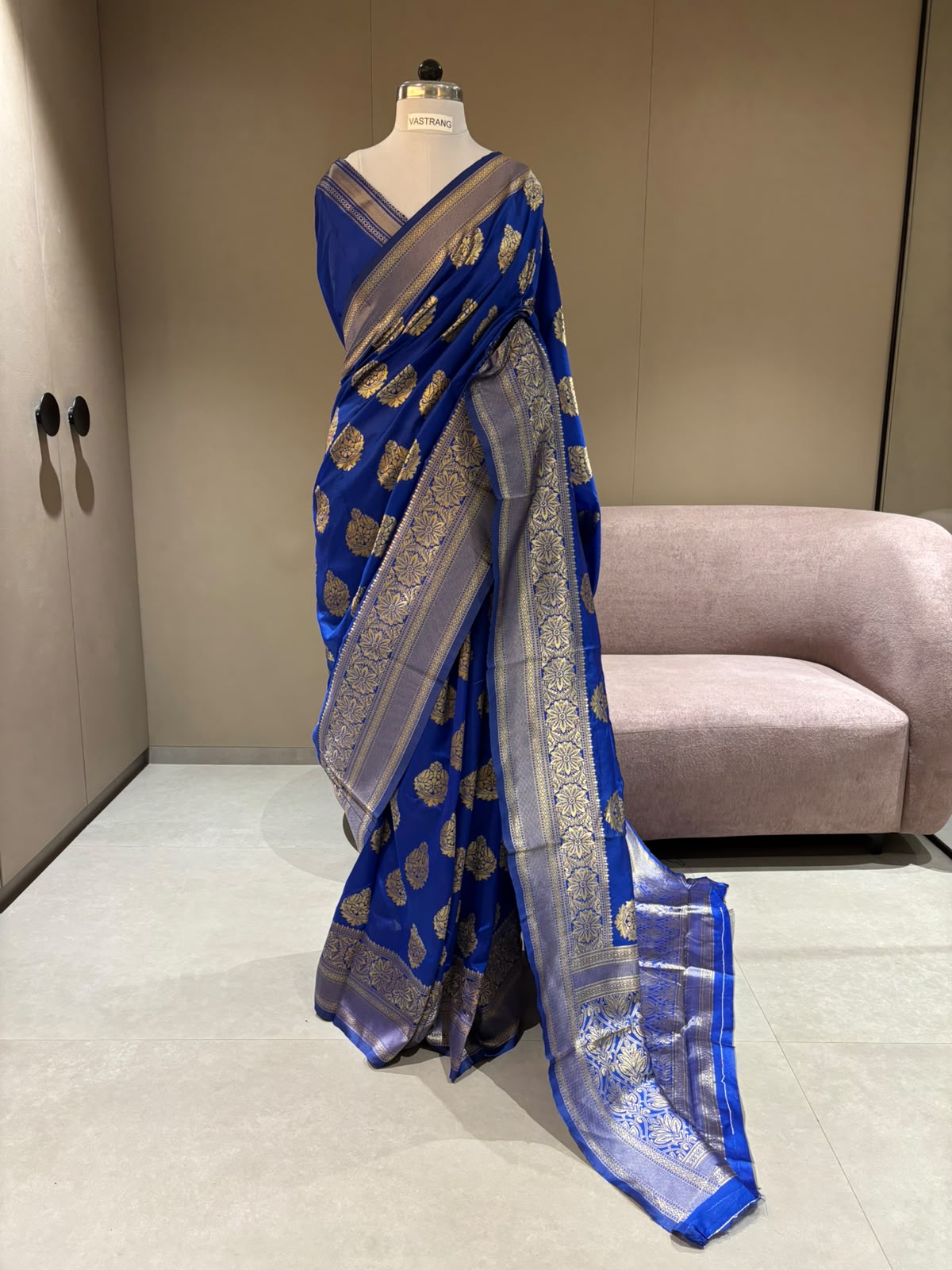 Regal Wedding Wear Silk Jacquard Border Designer Saree With Blouse Piece