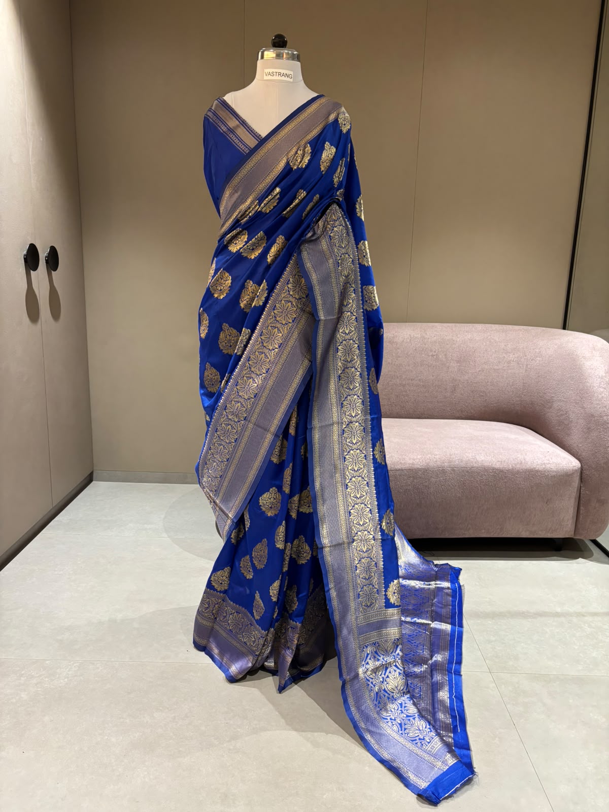 Regal Wedding Wear Silk Jacquard Border Designer Saree With Blouse Piece