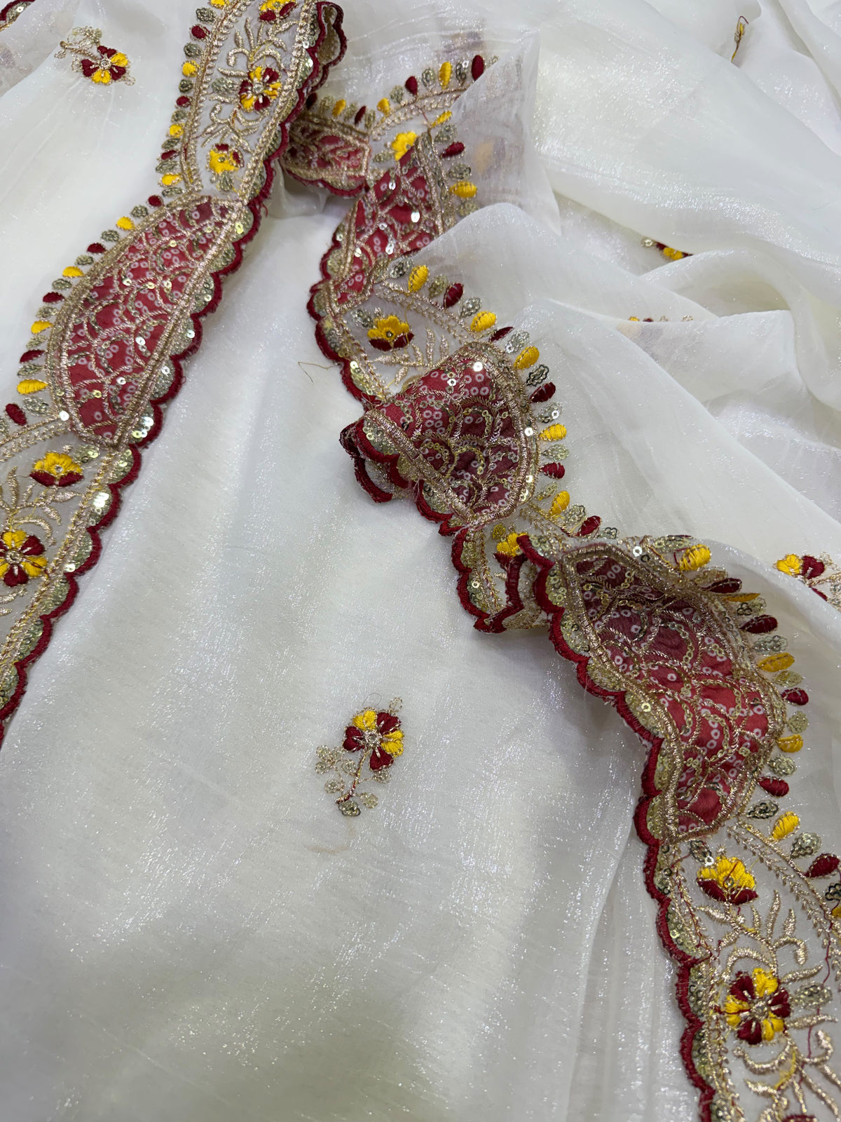 Regal Wedding Wear Soft Silk Embroidery Thread n Arco Border Designer Saree With Contrast Blouse Piece