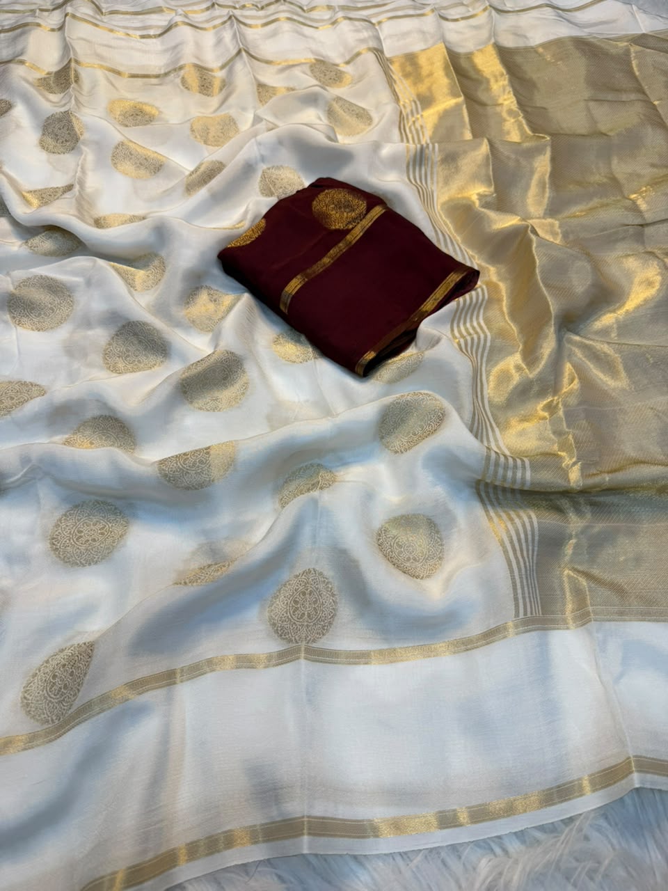 Glamorous Wedding Wear Viscose Dola Silk Jacquard Weaving Border Rich Pallu Designer Saree With Contrast Blouse Piece