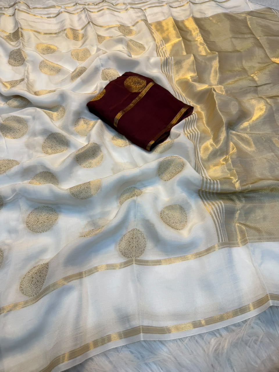 Glamorous Wedding Wear Viscose Dola Silk Jacquard Weaving Border Rich Pallu Designer Saree With Contrast Blouse Piece
