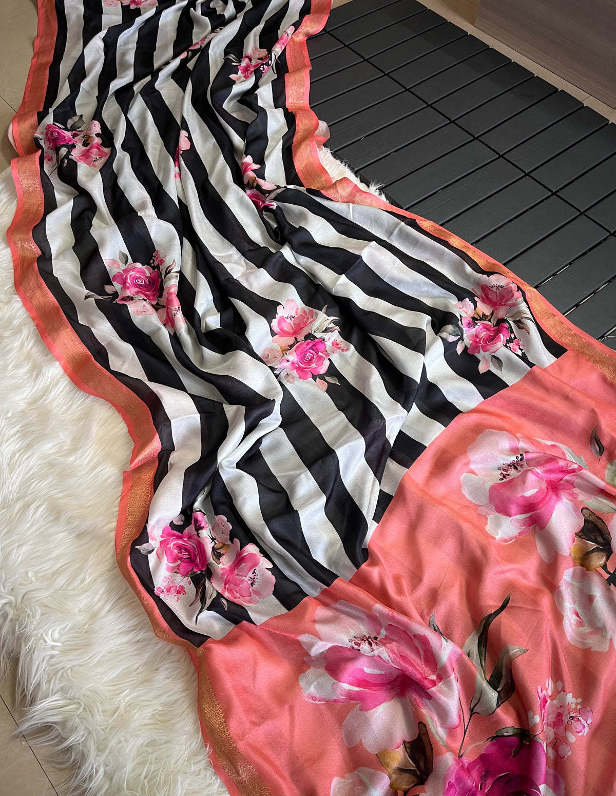 Gratifying Party Wear Georgette Flower Design Zari Border Saree With Blissful Blouse Piece