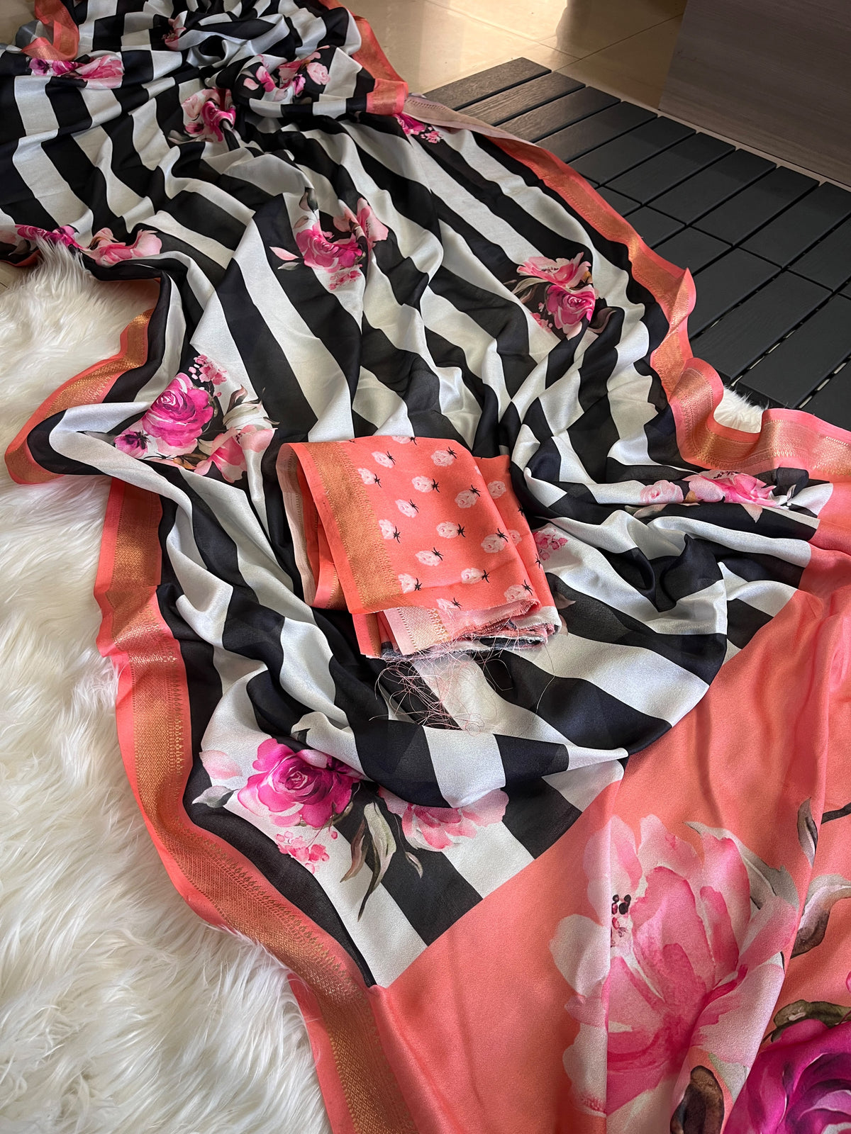 Gratifying Party Wear Georgette Flower Design Zari Border Saree With Blissful Blouse Piece