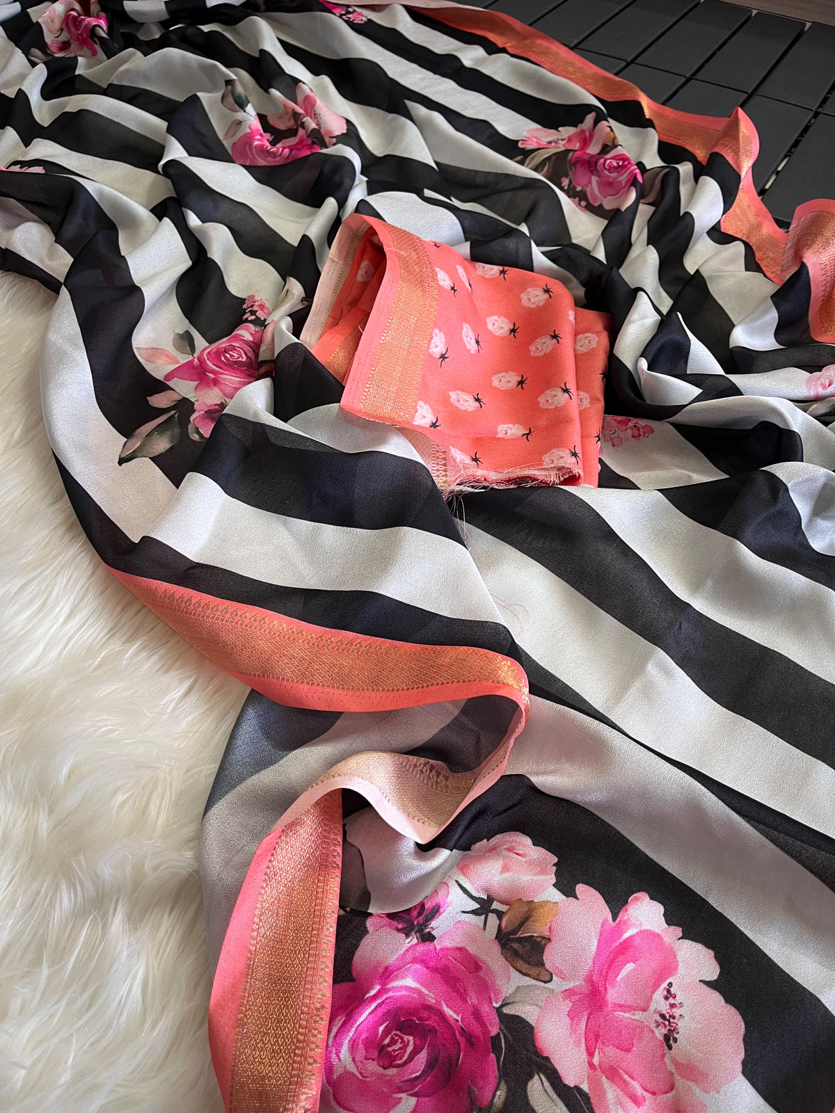 Gratifying Party Wear Georgette Flower Design Zari Border Saree With Blissful Blouse Piece